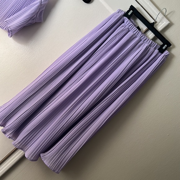 Lilac pleated crop top and midi skirt - Picture 3 of 6